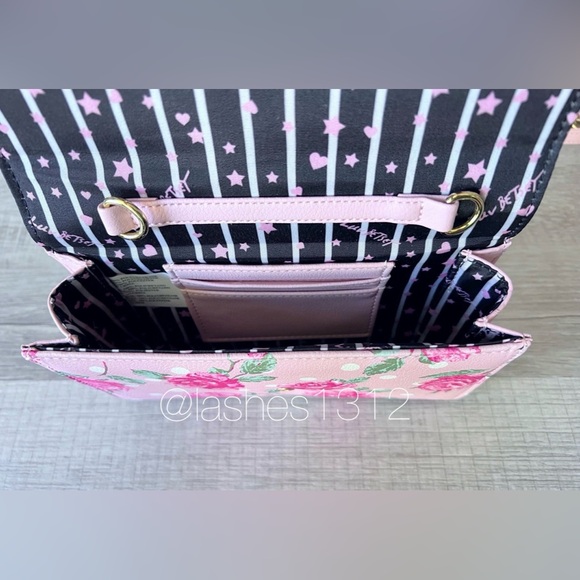 BETSEY JOHNSON Bag Foley Crossbody Wallet- Pink White Floral Rose LBFOLEY - Picture 6 of 8